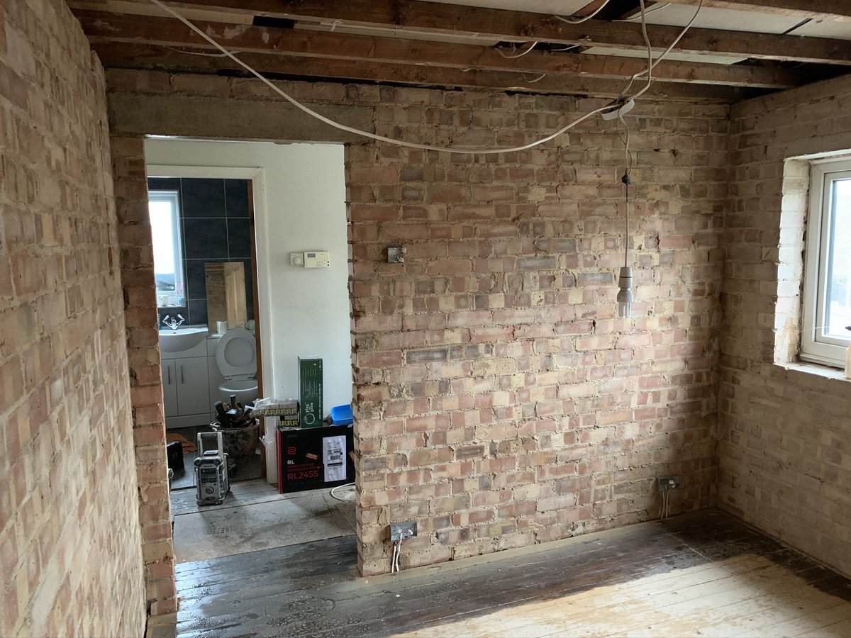 AAidanager's tweet photo. Bedroom clean up after all plaster has been removed. #plastering #plasterer #qualified #quality #leicestershire #tradesman #property #maintenance #renovations #restoration #allworkundertaken #anotherdollar #selfie #picture #professional #specialist #refina #dewalt #makita #team https://t.co/Sh07FK2SlI