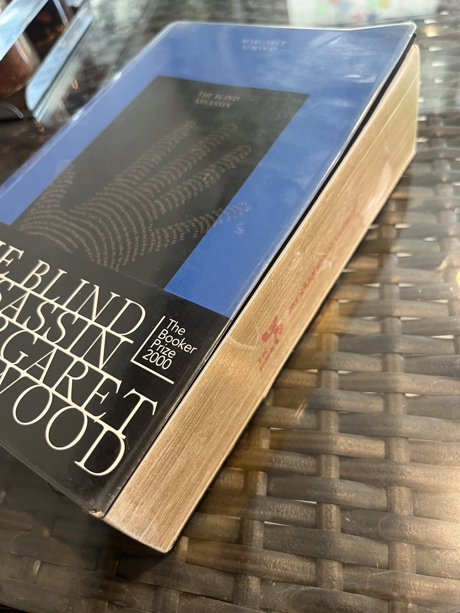 panwenxiu's tweet photo. ยืมหนังสือมาสักพักแล้ว อ่านไปก็คิดไปว่าสภาพด้านข้างสกปรกจัง กระดำกระด่างเชียว

เพิ่งมาเห็นวันนี้ว่าที่จริงแล้ว นั่นคือร่างทองของน้องค่ะ หาใช่ความสกปรกไม่ 555
เรามันตาไม่ถึงเองเน้อ https://t.co/1evZAHrFvc