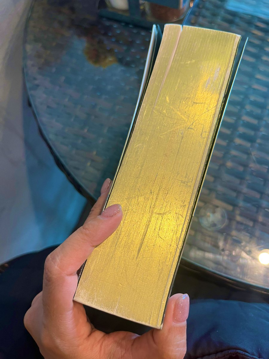panwenxiu's tweet photo. ยืมหนังสือมาสักพักแล้ว อ่านไปก็คิดไปว่าสภาพด้านข้างสกปรกจัง กระดำกระด่างเชียว

เพิ่งมาเห็นวันนี้ว่าที่จริงแล้ว นั่นคือร่างทองของน้องค่ะ หาใช่ความสกปรกไม่ 555
เรามันตาไม่ถึงเองเน้อ https://t.co/1evZAHrFvc