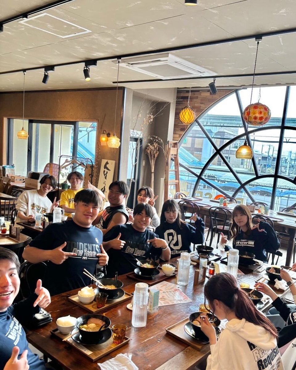 Mitsukabose's tweet photo. 阪大アメフト部「TRIDENTS」のみなさんが新入生を連れて今日もご来店！
味噌ラーメンでパワーチャージ完了？！
みつか坊主は今年もTRIDENTSをスポンサーとして応援してます！部活帰り、試合後、いつでも食べに来てね〜！
#みつか坊主 #阪大アメフト部 #TRIDENTS #味噌ラーメン #新入生歓迎 #学生応援 https://t.co/uUMxK1Z7R8