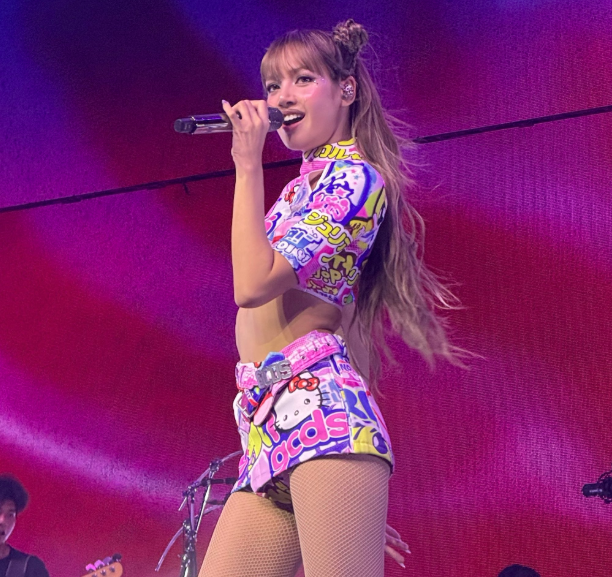 AboutMusicYT's tweet photo. Lisa trends on Twitter following her Coachella stage, with over 1.5M posts today. https://t.co/NNiauIVWx5