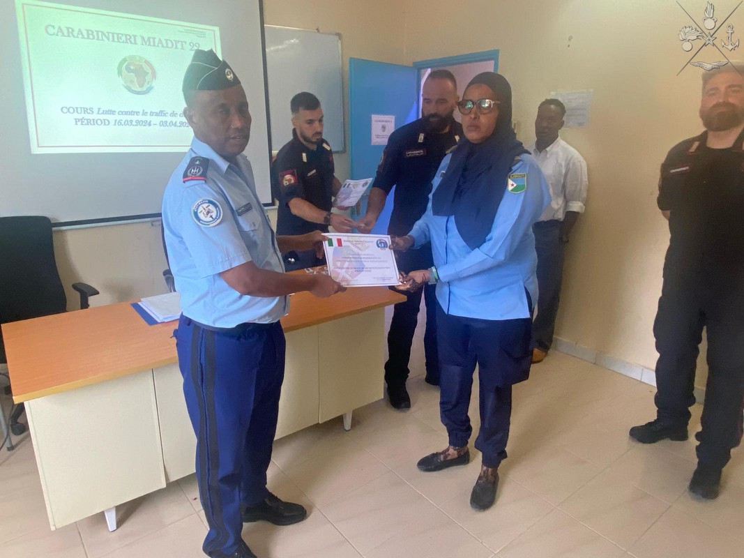 SM_Difesa's tweet photo. I #Carabinieri della missione addestrativa #MIADIT Somalia 22 concludono il corso dedicato al contrasto al traffico illecito di rifiuti organizzato per il personale della Gendarmeria di #Gibuti 
#ForzeArmate🇮🇹 #UnaForzaperilPease

➡️ https://t.co/9u017XFCT7 https://t.co/3lORA27bTL