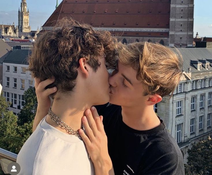 عندما تحب  الشخص الصح  سوف تقع جميع مشاكل العالم  عليكما