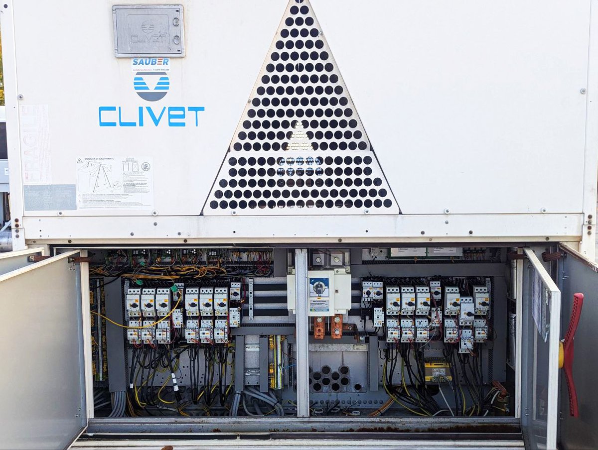 myclima_gr's tweet photo. Μεταχειρισμένος Ψύκτης Clivet 860kw (12/7-35°C) ψύξη , μοντέλο 2009, 4 ψυκτικά κυκλώματα, 12 συμπιεστές Copeland scroll , ψυκτικό ρευστό R410 , εναλλάκτης shell n tube , 14 ανεμιστήρες , χωρίς υδραυλικό εξοπλισμό . Ώρες λειτουργίας 16919/16918/2988/2987/2924/2922/2923/7492 h https://t.co/DV7hcAyUgK