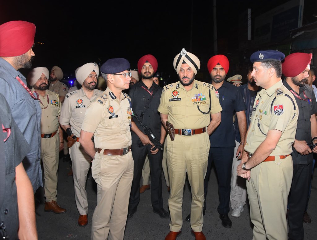 cpamritsar's tweet photo. During the Night Domination operation, the DGP Punjab visited various police stations, checkpoints, and outposts under the Commissionerate Police Amritsar. During this visit, he reviewed the functioning of the police stations and outposts and interacted with the staff. He also inspected the surveillance systems to ensure preparedness for effective monitoring.

#NightDomination
#YourSafetyOurPriority