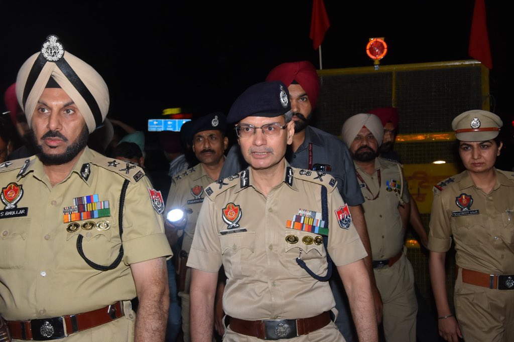 cpamritsar's tweet photo. During the Night Domination operation, the DGP Punjab visited various police stations, checkpoints, and outposts under the Commissionerate Police Amritsar. During this visit, he reviewed the functioning of the police stations and outposts and interacted with the staff. He also inspected the surveillance systems to ensure preparedness for effective monitoring.

#NightDomination
#YourSafetyOurPriority