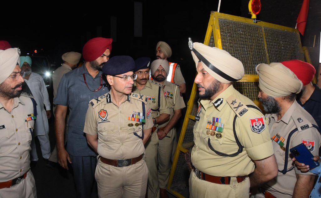 cpamritsar's tweet photo. During the Night Domination operation, the DGP Punjab visited various police stations, checkpoints, and outposts under the Commissionerate Police Amritsar. During this visit, he reviewed the functioning of the police stations and outposts and interacted with the staff. He also inspected the surveillance systems to ensure preparedness for effective monitoring.

#NightDomination
#YourSafetyOurPriority