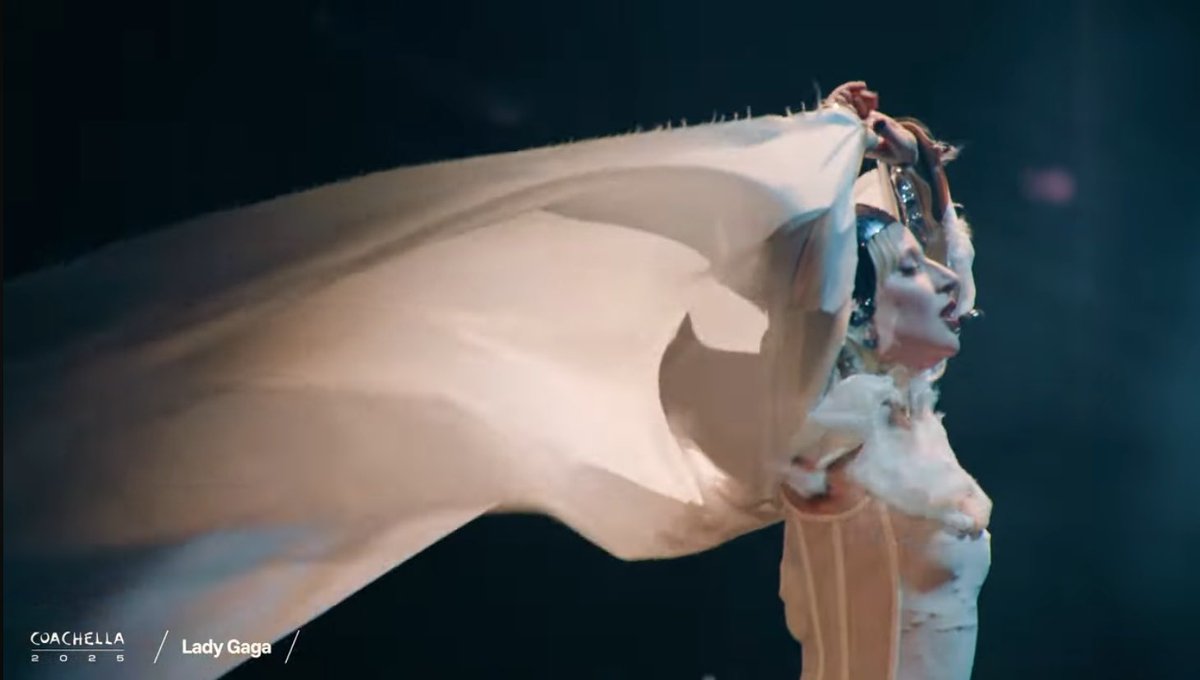 hitsignal's tweet photo. PAPARAZZI #GAGACHELLA https://t.co/PeBmu32ZX1