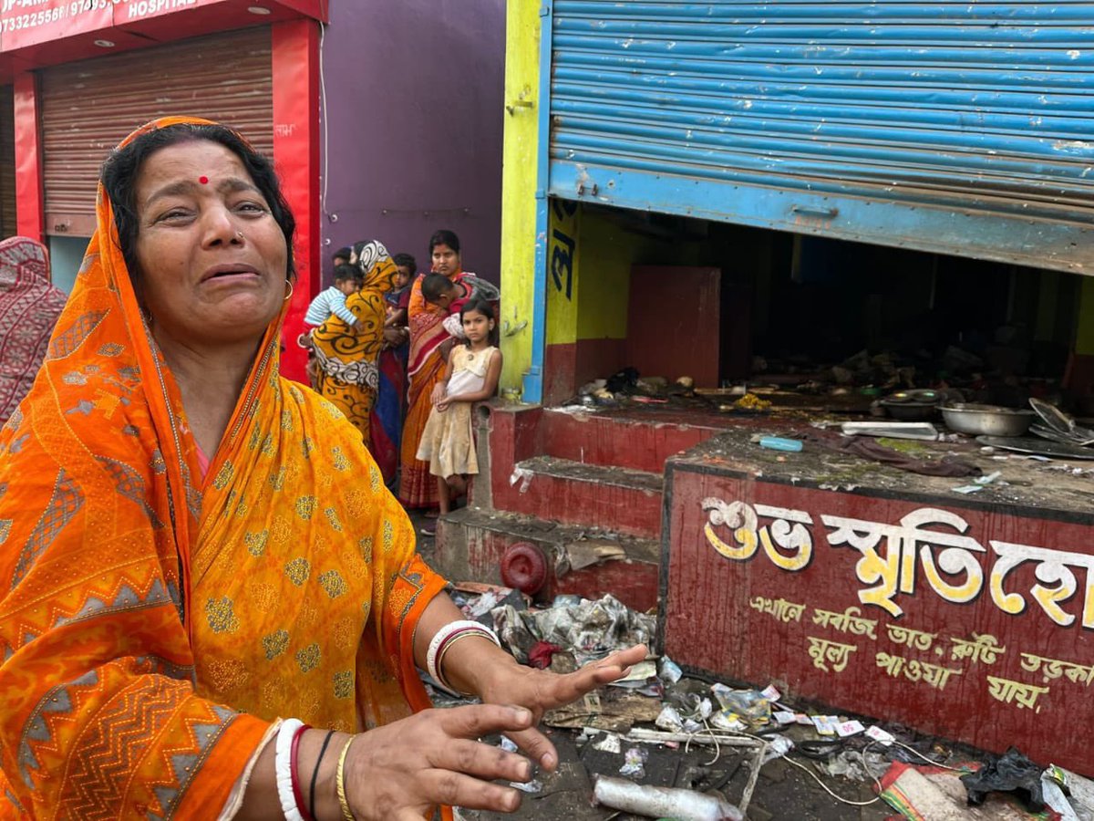 <a href="/KraantiKumar/">Kranti Kumar</a> बंगाल की भयावह तस्वीर!

इस महिला का अपराध केवल इतना है कि ये हिन्दू है!

वक़्फ़ बिल पर प्रदर्शन के नाम पर बंगाल में हिन्दुओं को निशाना बनाया गया।

इस्लामी कट्टरपंथियों ने हिन्दुओं के घर, मकान, दुकान लूट लिए।

इस हिन्दू महिला का छोटा सा दुकान था, जिसे चलाकर ये अपना घर चलाती थी।
