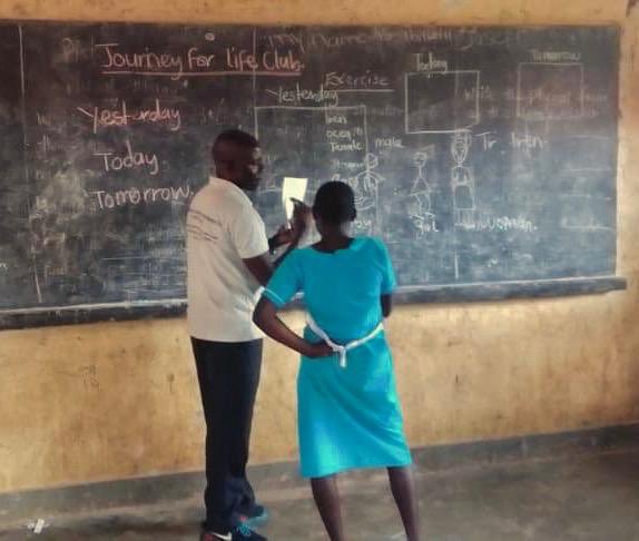 Yester_Today_T's tweet photo. Our amazing YTT teachers and their students at Ocea Primary school in Rhino refugee camp. @WeAreCohere_Org #CENET #uniroma3 #TraceabilityisCredibility @Refugees #education  #rhino #yttlearningapproach #genderequality https://t.co/LVIPBEUm4w