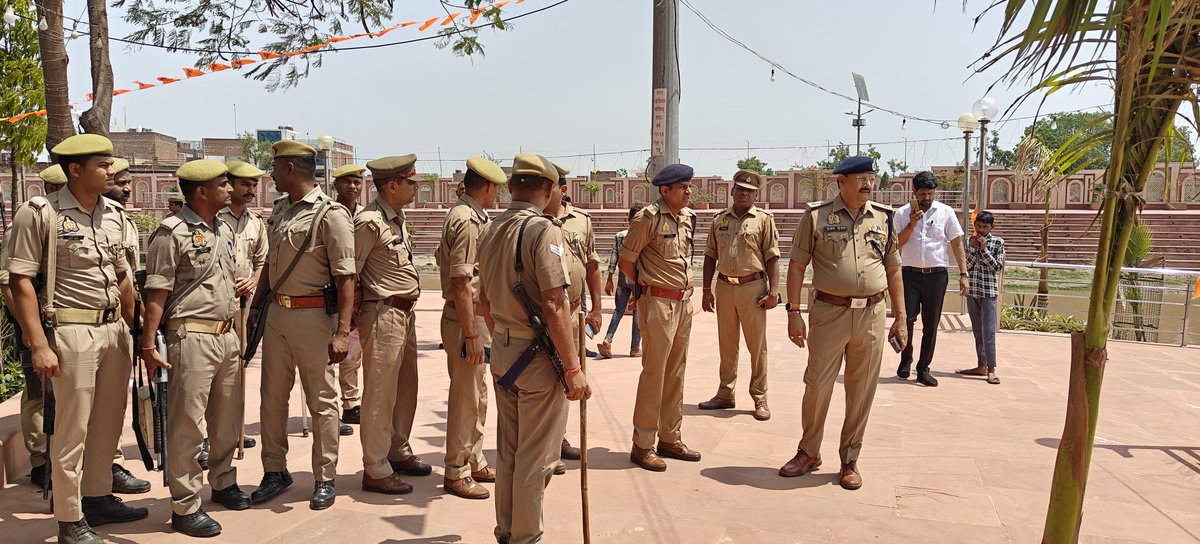 shahjahanpurpol's tweet image. #SP_शाहजहाँपुर द्वारा हनुमान जयंती के दृष्टिगत हनुमतधाम की सुरक्षा व्यवस्था का जायजा लिया गया। मंदिर परिसर तथा उसके आस-पास तैनात पुलिस बल की ड्यूटी चेक की गई तथा सुरक्षा व्यवस्था की समीक्षा करते हुए संबंधित अधिकारियों व कर्मचारियों को आवश्यक दिशा-निर्देश प्रदान किए गए।
@Uppolice