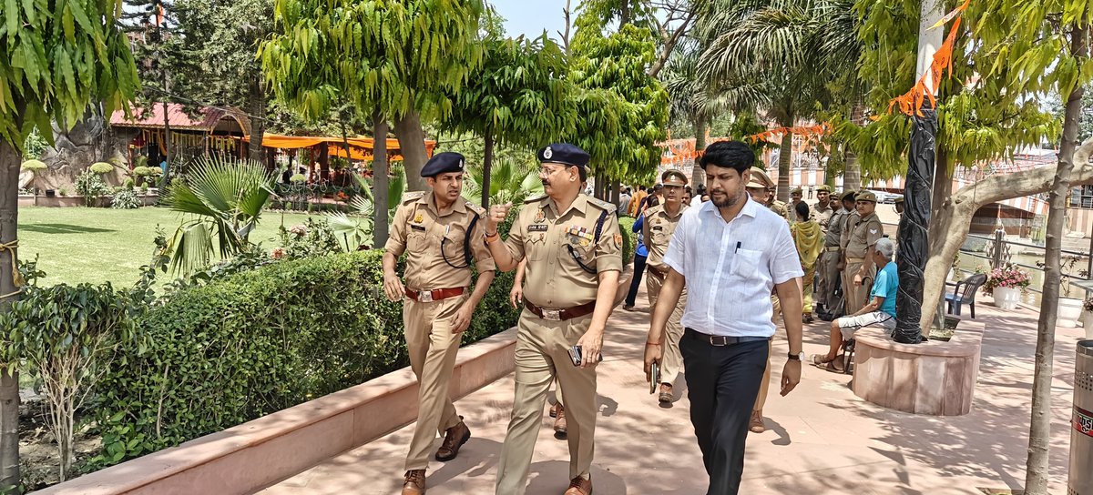 shahjahanpurpol's tweet image. #SP_शाहजहाँपुर द्वारा हनुमान जयंती के दृष्टिगत हनुमतधाम की सुरक्षा व्यवस्था का जायजा लिया गया। मंदिर परिसर तथा उसके आस-पास तैनात पुलिस बल की ड्यूटी चेक की गई तथा सुरक्षा व्यवस्था की समीक्षा करते हुए संबंधित अधिकारियों व कर्मचारियों को आवश्यक दिशा-निर्देश प्रदान किए गए।
@Uppolice