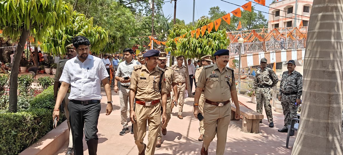 shahjahanpurpol's tweet image. #SP_शाहजहाँपुर द्वारा हनुमान जयंती के दृष्टिगत हनुमतधाम की सुरक्षा व्यवस्था का जायजा लिया गया। मंदिर परिसर तथा उसके आस-पास तैनात पुलिस बल की ड्यूटी चेक की गई तथा सुरक्षा व्यवस्था की समीक्षा करते हुए संबंधित अधिकारियों व कर्मचारियों को आवश्यक दिशा-निर्देश प्रदान किए गए।
@Uppolice