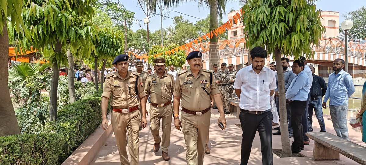 shahjahanpurpol's tweet image. #SP_शाहजहाँपुर द्वारा हनुमान जयंती के दृष्टिगत हनुमतधाम की सुरक्षा व्यवस्था का जायजा लिया गया। मंदिर परिसर तथा उसके आस-पास तैनात पुलिस बल की ड्यूटी चेक की गई तथा सुरक्षा व्यवस्था की समीक्षा करते हुए संबंधित अधिकारियों व कर्मचारियों को आवश्यक दिशा-निर्देश प्रदान किए गए।
@Uppolice