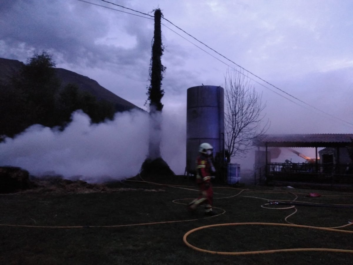 112Cantabria's tweet photo. Dos dotaciones de bomberos de @cantabriaes extinguieron anoche un incendio en una nave ganadera en #Labarces #Valdáliga. 20.000 litros de agua han sido necesarios para sofocar un incendio que ha afectado a aproximadamente 50 metros cuadrados de zona de pacas de hierba. https://t.co/uAqllcT3Le