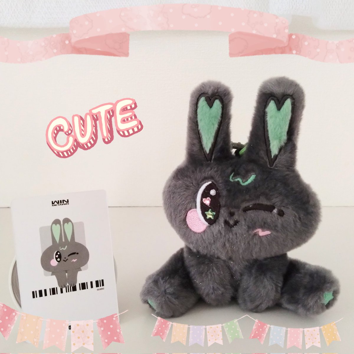 0829maria's tweet photo. 先日METAAちゃんや諸々到着🥳
今日やっと開封✌️
あぁ〜どれもこれもかわいい~😍💚😍
お願いした物全て揃いました。@Waterlily555_さん、
ありがとうございました🥰
@GMMTV
#METAA
#DOLLKEYCHAIN
#FandomOfficialTShirt
#DailyBakeVL
#Velence
#Velencebkk
@velencebkk
#souribkk
@souri_bkk https://t.co/NxdxC7pLJr