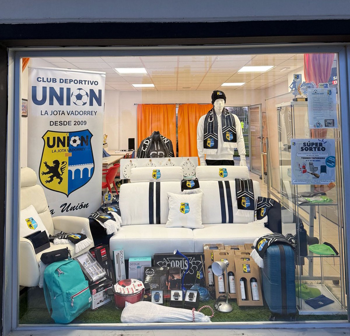 unionlajvado's tweet photo. 🎁 ¡NUESTROS PREMIOS YA LUCEN EN EL CLUB!

Nos hace mucha ilusión anunciar que la mayoría de los premios del gran sorteo ya están expuestos en el escaparate de la sala polivalente, para que podáis ver en persona todo lo que hemos preparado con tanto esfuerzo y cariño. https://t.co/6e66jiAvvZ