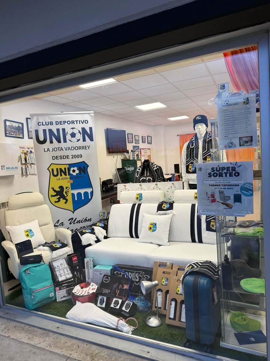 unionlajvado's tweet photo. 🎁 ¡NUESTROS PREMIOS YA LUCEN EN EL CLUB!

Nos hace mucha ilusión anunciar que la mayoría de los premios del gran sorteo ya están expuestos en el escaparate de la sala polivalente, para que podáis ver en persona todo lo que hemos preparado con tanto esfuerzo y cariño. https://t.co/6e66jiAvvZ