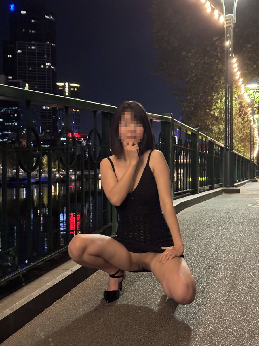 カメラ目線でしゃがみオマ◯コ見せ💕