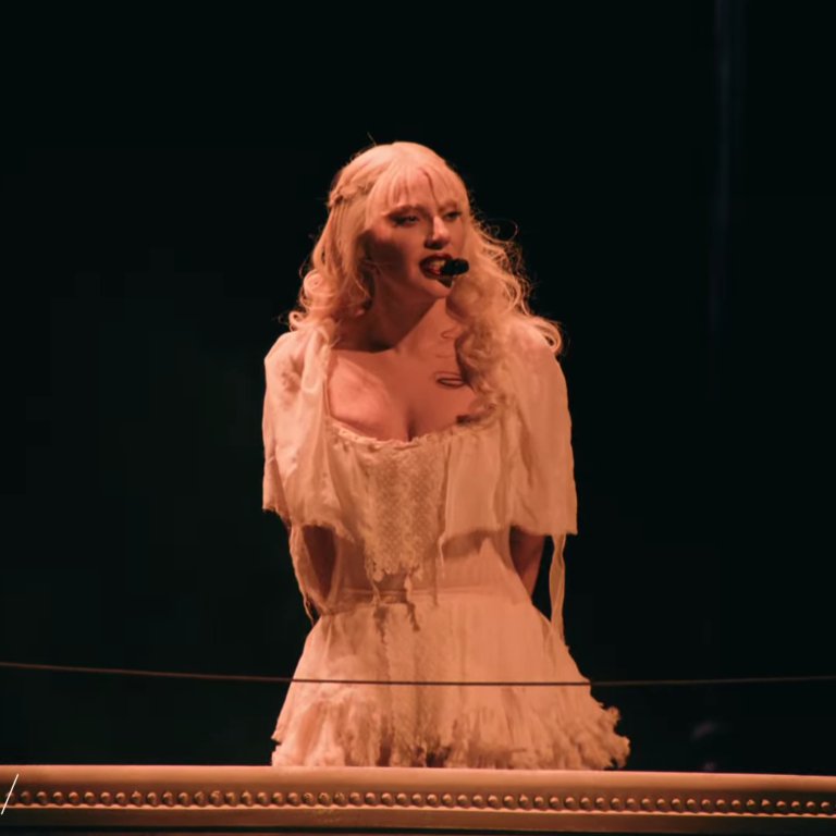 LGMonsterBlog's tweet photo. “Quería hacer un gesto romántico este año. En estos tiempos de CAOS, decidí construirles una casa de ópera en el desierto por todo el amor, la alegría y la fuerza que me han dado toda mi vida. A veces siento que estuve en un sueño, desde que tenía como 20 años, y desde entonces estuve soñando. Y no sabía si quería despertar porque ¿qué hubiera pasado si ustedes no estaban allí?”

— Lady Gaga durante su show en #Coachella 🥹 #GAGACHELLA