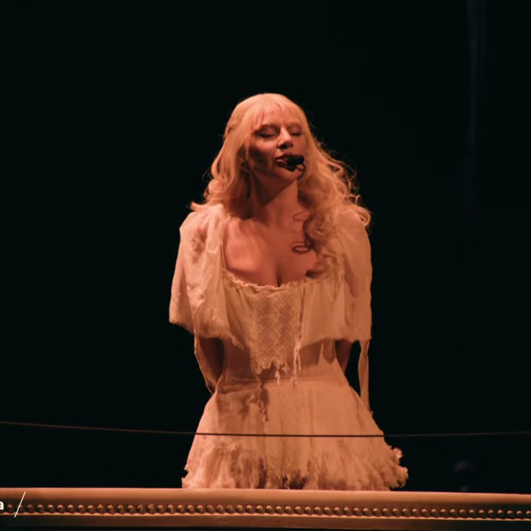 LGMonsterBlog's tweet photo. “Quería hacer un gesto romántico este año. En estos tiempos de CAOS, decidí construirles una casa de ópera en el desierto por todo el amor, la alegría y la fuerza que me han dado toda mi vida. A veces siento que estuve en un sueño, desde que tenía como 20 años, y desde entonces estuve soñando. Y no sabía si quería despertar porque ¿qué hubiera pasado si ustedes no estaban allí?”

— Lady Gaga durante su show en #Coachella 🥹 #GAGACHELLA
