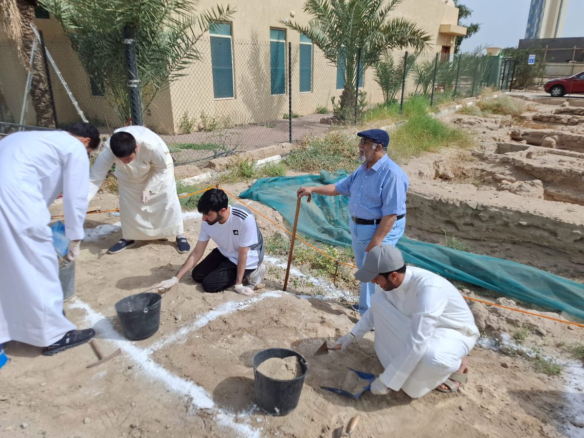 اليوم السبت ومنذ الصباح الباكر، وبإشراف أستاذنا د. أحمد سعيد، على أعمال التنقيب في مدينة الكويت (بهيتة)يدرب طلاب (من قسم التاريخ والآثار) للتدريب على مهارات التنقيب الأثري.
متأكد من أن بجهوده نقترب من تحقيق هدفنا بتشكيل فريق وطني في مجال التنقيب، يليق بتاريخ الكويت. #الآثار