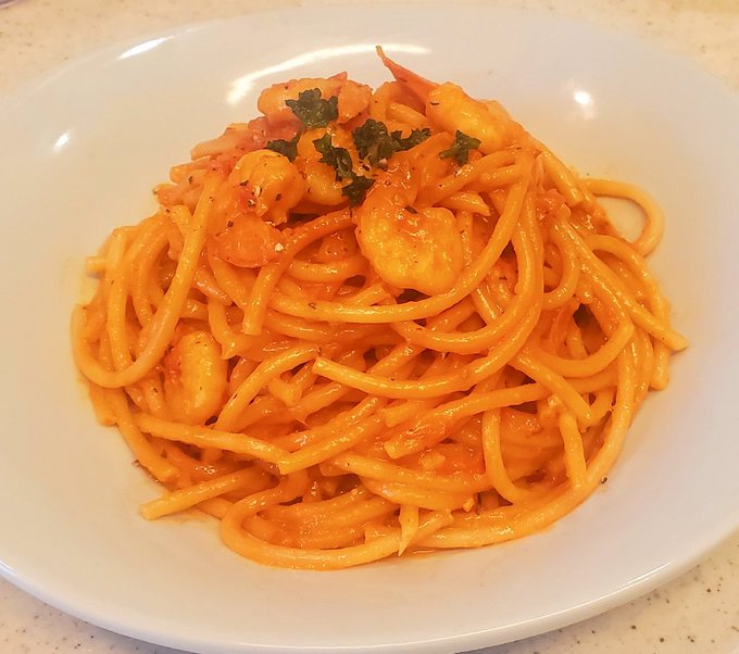 頂いたエビでエビとたっぷりトマトクリームパスタ…🦐🍅🍝 