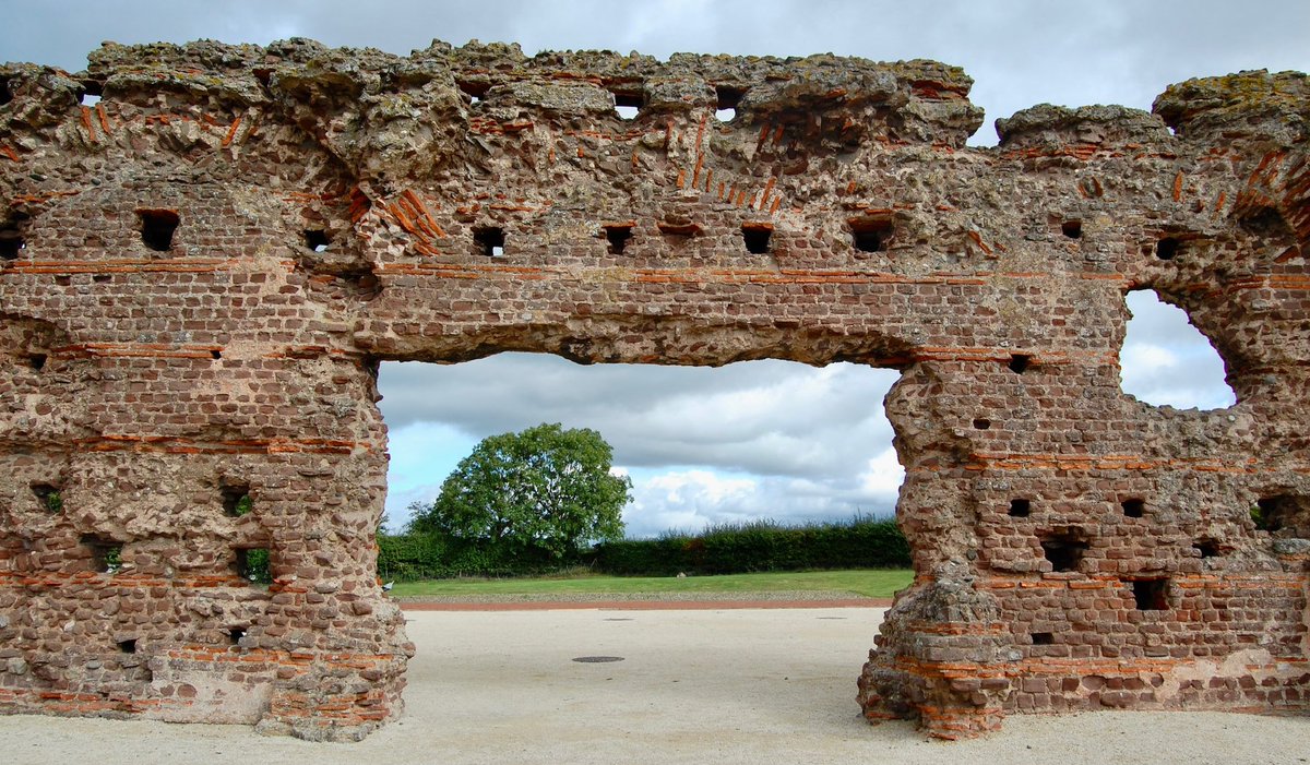 KPW1453's tweet photo. The remains of the basilica wall at Roman Wroxeter (Viriconium) in Shropshire. Established by the end of the 1st century AD, Viriconium was one of the largest cities in Roman Britain. #RomanSiteSaturday #RomanBritain #Wroxeter https://t.co/Ys8K6dOndo
