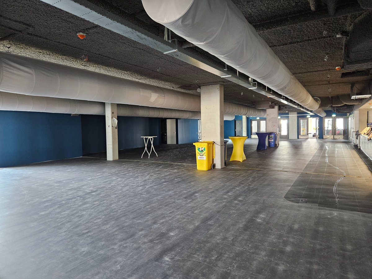 SHCambuur's tweet photo. Onze horecapartner Gang van Zaken is volop bezig met de afbouw van ons supportershome. Deze week zijn de muren geverfd en de vloeren gelegd. Op naar het gewenste eindresultaat 💪

Wat vinden jullie er tot nu toe van?

#Cambuur https://t.co/sVTtTZhwhS