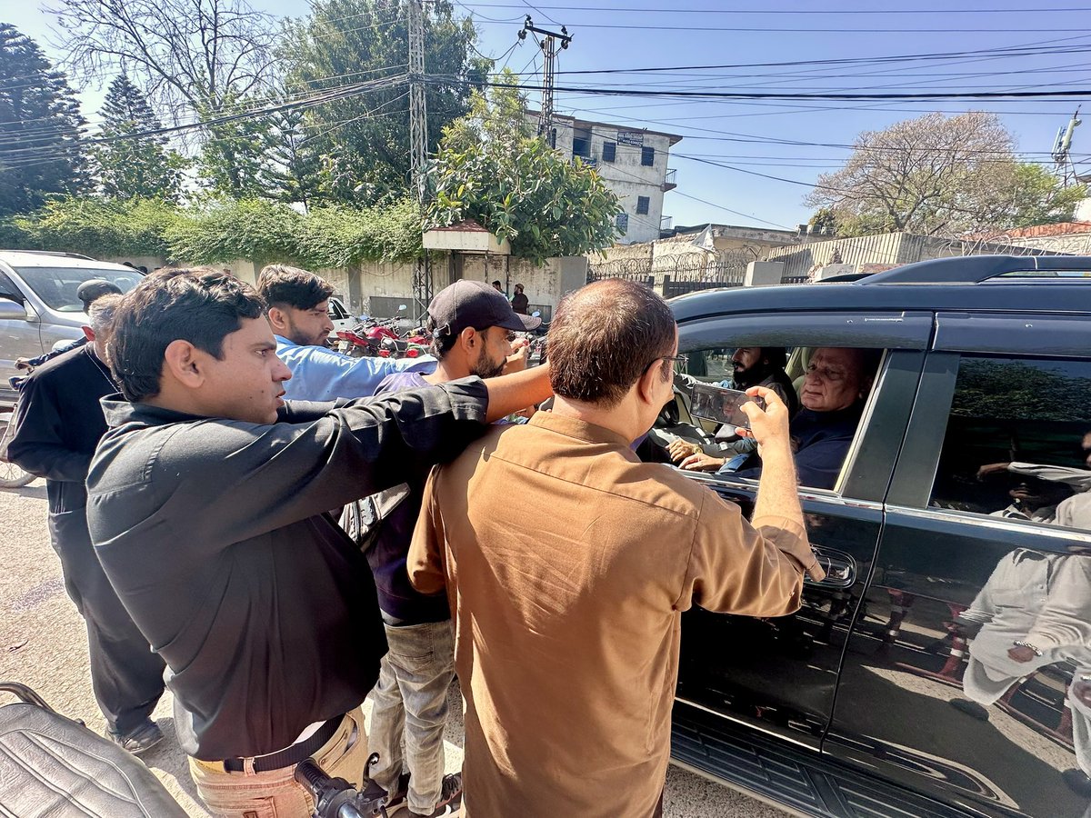 RajaBasharatLAW's tweet photo. رہنما پاکستان تحریک انصاف محمد بشارت راجہ کی 9 مئی اور 26 نومبر کے مقدمات میں انسداد دہشگردی عدالت راولپنڈی میں پیشی۔
#NA55 #Rawalpindi #TeamMBR https://t.co/p4jUNipx4s