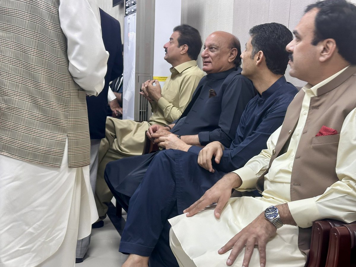 RajaBasharatLAW's tweet photo. رہنما پاکستان تحریک انصاف محمد بشارت راجہ کی 9 مئی اور 26 نومبر کے مقدمات میں انسداد دہشگردی عدالت راولپنڈی میں پیشی۔
#NA55 #Rawalpindi #TeamMBR https://t.co/p4jUNipx4s