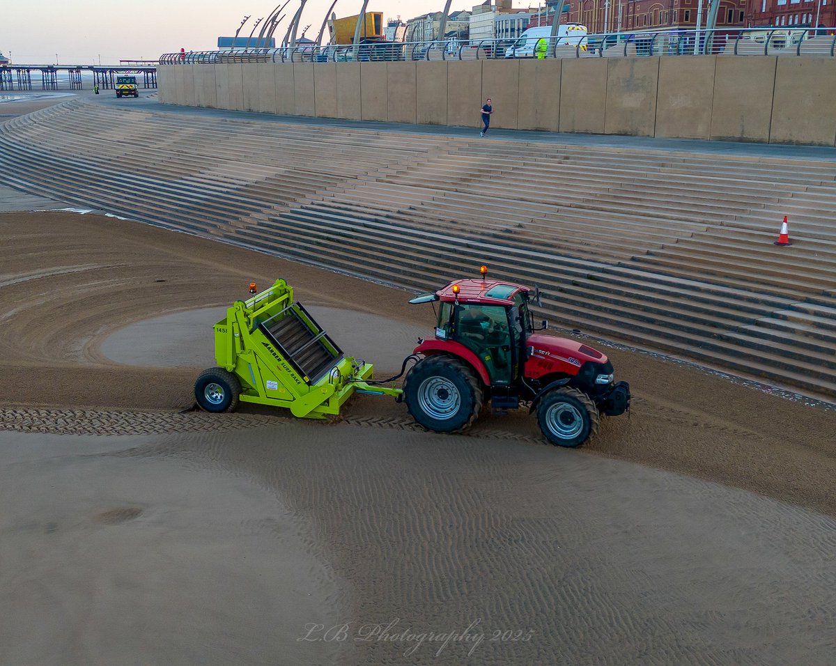 PositiveLee7's tweet photo. Some great work by Enveco NW cleaning the beach with the beach rake, just remember if you're coming to Blackpool, please use the bins that have been provided. #Blackpool #Blackpoolbeach #Blackpoolcouncil #beach #enveco #keepbritaintidy #beachrake #bagitbinit https://t.co/kE2SOc6jWk