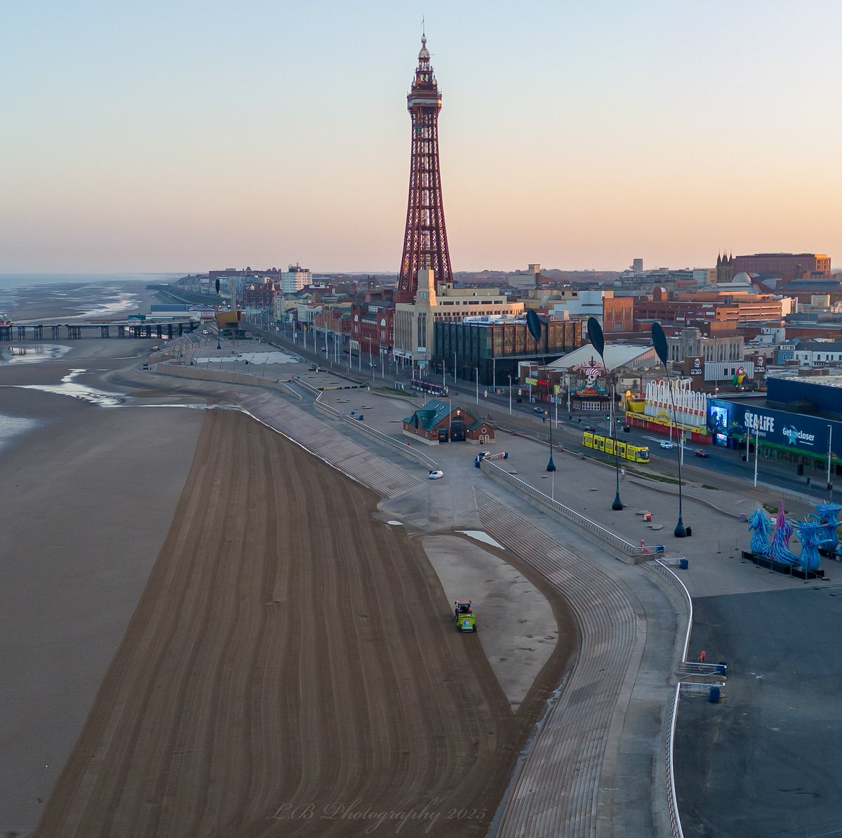 PositiveLee7's tweet photo. Some great work by Enveco NW cleaning the beach with the beach rake, just remember if you're coming to Blackpool, please use the bins that have been provided. #Blackpool #Blackpoolbeach #Blackpoolcouncil #beach #enveco #keepbritaintidy #beachrake #bagitbinit https://t.co/kE2SOc6jWk