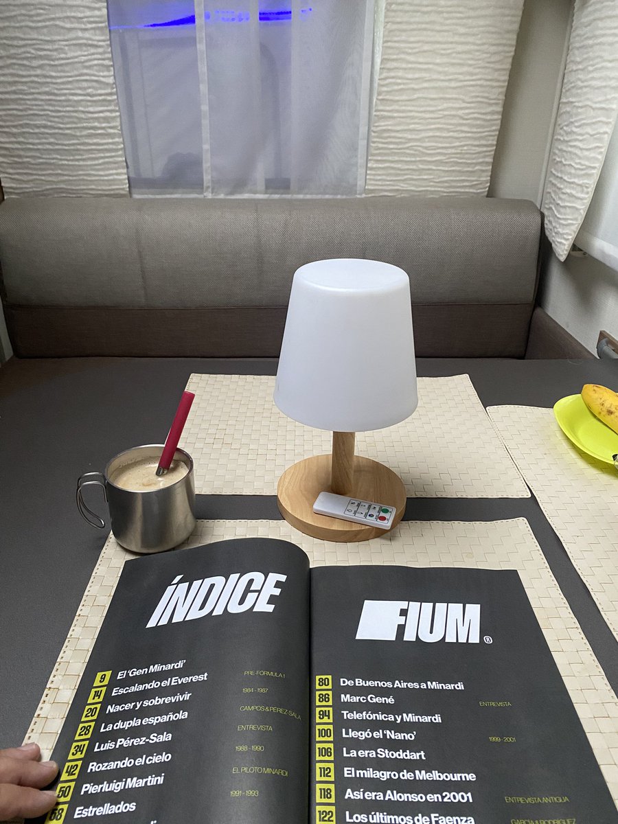 oteinmj's tweet photo. Buenos días! Día muy lluvioso en mi paraíso (de momento) en la mejor compañía posible con un café y a devorar @revistafium, planazo!! https://t.co/EmHnKGgoez
