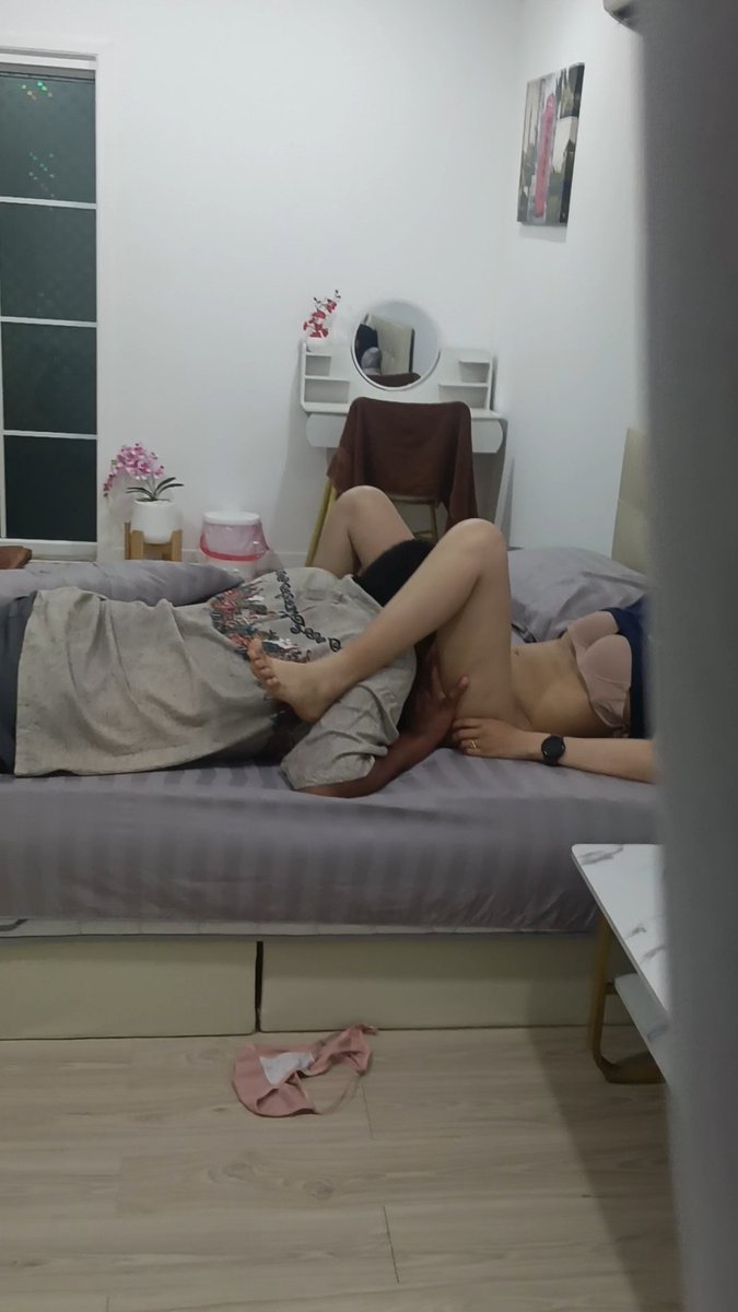 สวิง ชอบปล่อยให้เมียอยู่กับ ผช 2ต่อ2ก่อน จะได้ปล่อยอารมณ์แบบเต็มที่ไม่เกร็ง ผมก็แอบดู ตามความชอบในแบบ ฟิวเมียมีชู้ หลังจากนั้นก็จะเข้าไปร่วมวงให้ฟิวแนวรุมเมีย