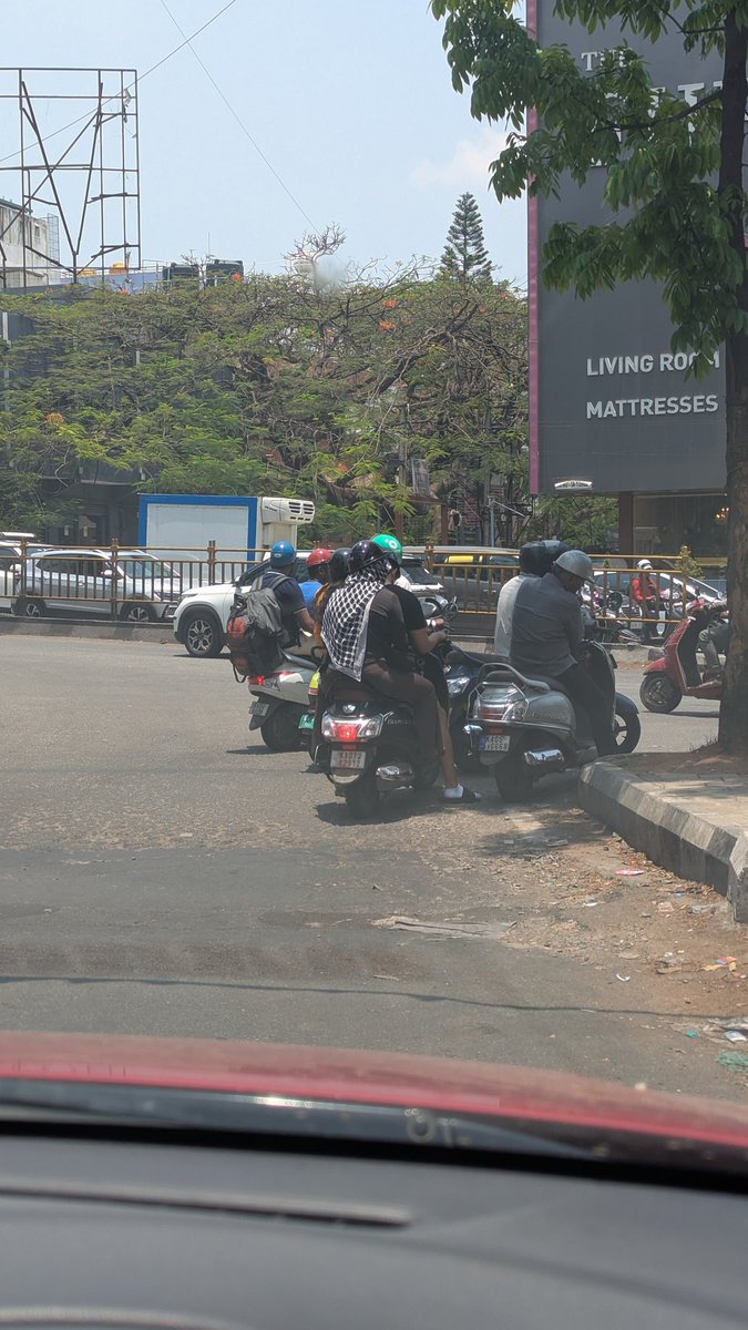 stphnbptst's tweet photo. Why have rules when no one is interested to follow/ enforce them. Every day this happens at the siddapura and Marigowda road intersection. Requesting the higher authorities to take note. When will this stop? https://t.co/e9j69KlVLl