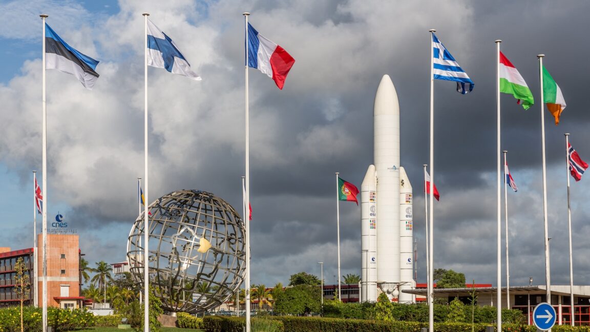 thespacelead's tweet photo. ESA finally has a commercial launch strategy, but will member states pay?

Late this year, European governments will have the opportunity to pay up or shut up. #space #spaceexploration #spacex  https://t.co/yI6FpGu38N https://t.co/SaxnRZ2AFv