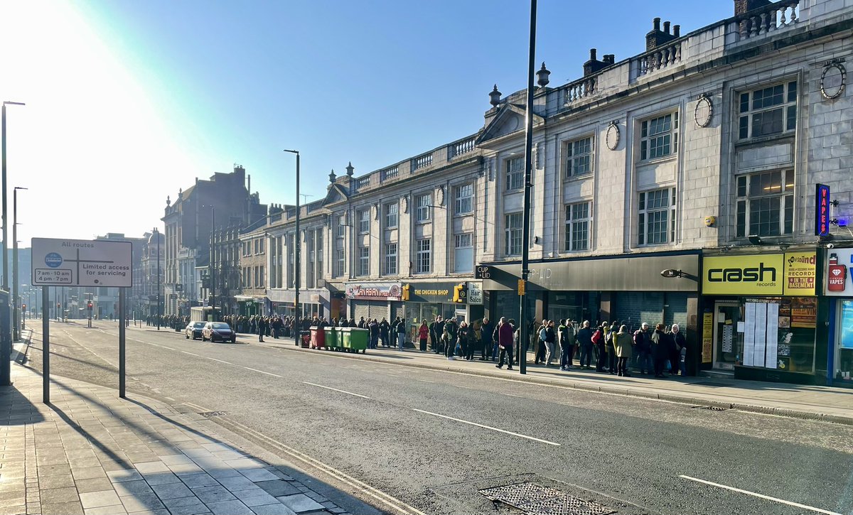 Crash_Records's tweet photo. Plenty of early risers for @RSDUK
And the☀️ is out!
#RSD25
#RSD2025 https://t.co/LBFHNSCIAe