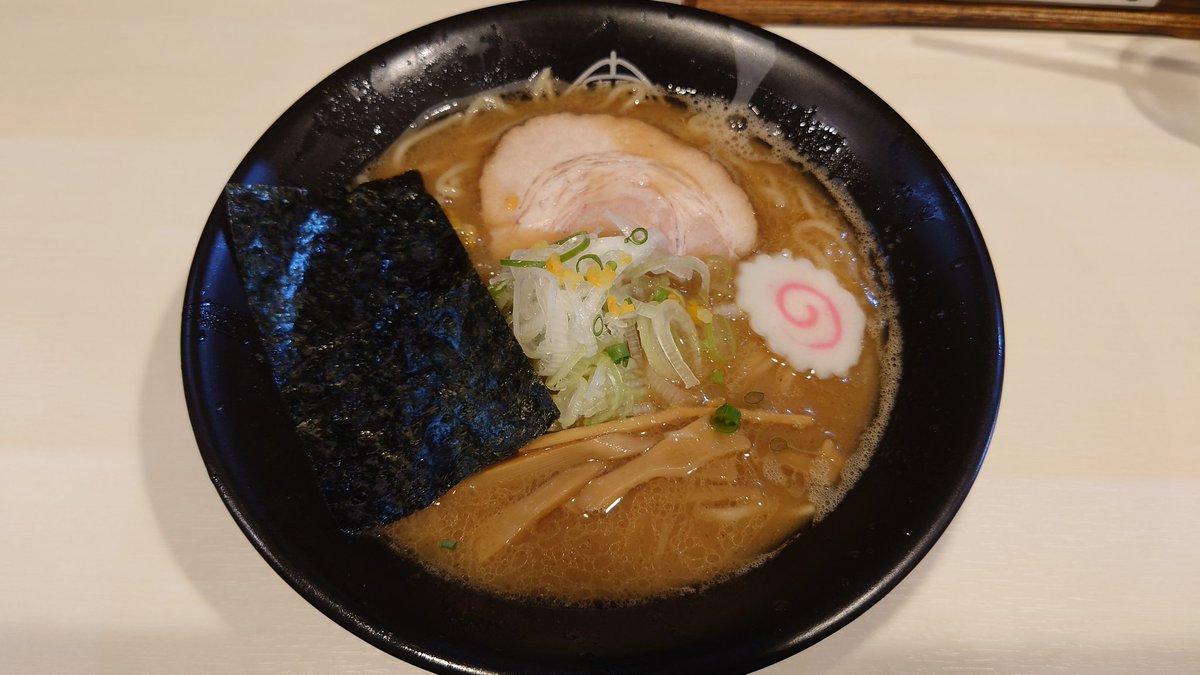 ryudyy's tweet photo. 麺屋 侍✨
濃厚魚介らーめん🍜
鶏豚に魚介系合わせた絶品スープ🐟
自家製麺がスープによく絡む…
ほんのり柚子の香りがアクセント
久しぶりの定番 美味しかったです😊

#ラーメン #濃厚魚介らーめん #魚介ラーメン #麺屋侍 #魚介系 #千葉 #おゆみ野 #らーめん #絶対に負けられない一杯がそこにはある https://t.co/a6yhfRnVG8