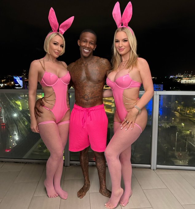 Watch Rachael Cavalli's leaked NSFW photo on TwXstars