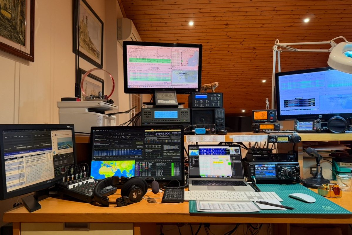 ...and my real Shack.

#swl #amateurrardio #dxing #dx #propagation #DXCC #radio