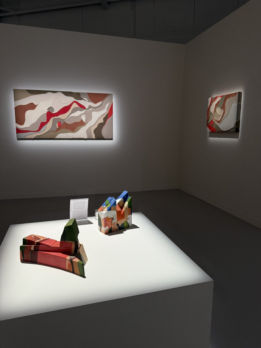 زرت أسبوع الفن في الرياض 2025 في منطقة جاكس - الدرعية، وكانت تجربة فنية وثقافية استثنائية! مزيج مبدع بين التراث السعودي والابتكار العالمي، بتنظيم مميز من هيئة الفنون البصرية.

التصميم الصناعي البسيط للمكان، مع العروض التفاعلية والوسائط المتعددة، خلق بيئة غامرة وملهمة تعكس مستقبل