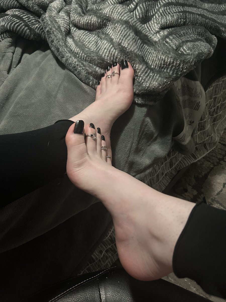 RipNBl33d's tweet photo. My arch fucking ends you 💋

Beg to kiss my perfect pale feet 🥰

Maybe i’ll spare your gf from the same treatment 🖕🏻

$end for your prefect brat god 🩷🩷🩷 https://t.co/pvWUyB25i3