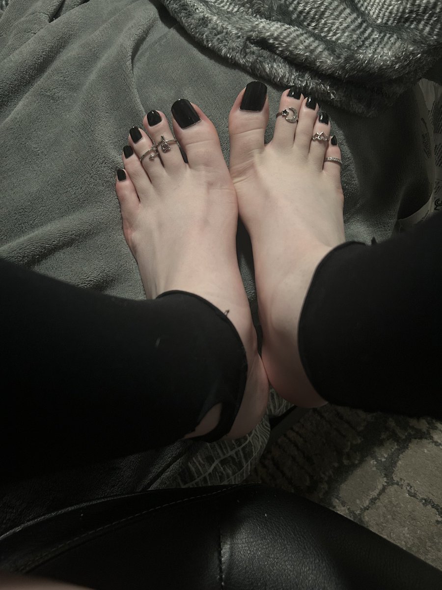 RipNBl33d's tweet photo. My arch fucking ends you 💋

Beg to kiss my perfect pale feet 🥰

Maybe i’ll spare your gf from the same treatment 🖕🏻

$end for your prefect brat god 🩷🩷🩷 https://t.co/pvWUyB25i3