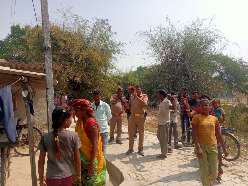 BAGINARENDRA96's tweet photo. @BJP4India के रामराज्य में @myogiadityanath जी की @Uppolice, @sultanpurpolice और जयसिंहपुर SDM मिलकर मा. मुख्यमंत्री जी के स्वजातीय भूमाफियाओं के लिए स्थानीय गरीब लोगों के आशियाने को उजाड़कर उसे कब्जाने में जुटी है, विरोध करने पर महिलाओं समेत गरीबों को थाने में बंद कर दिया गया ! https://t.co/B4Z97qMsDz