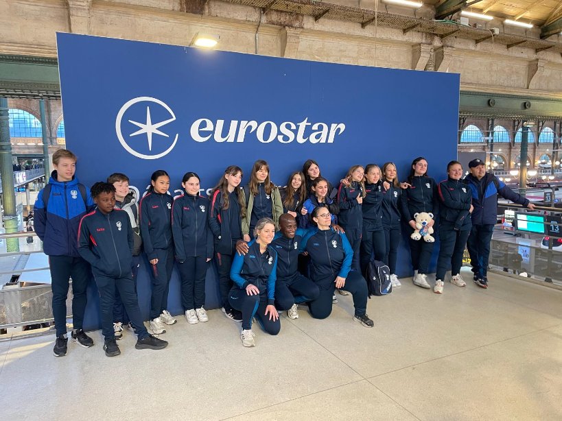 b2mfutsal's tweet photo. Nos Fémiteens U17F partent à Londres !
4 jours de futsal et de partage avec nos partenaires anglais 🇬🇧
💬 Lilou est du voyage malgré sa blessure. Maillot floqué, bras en écharpe, esprit d’équipe au top 🧡
#Femiteens #FutsalFeminin #B2MFutsal #FutsalUK https://t.co/FvP9aNrcD6