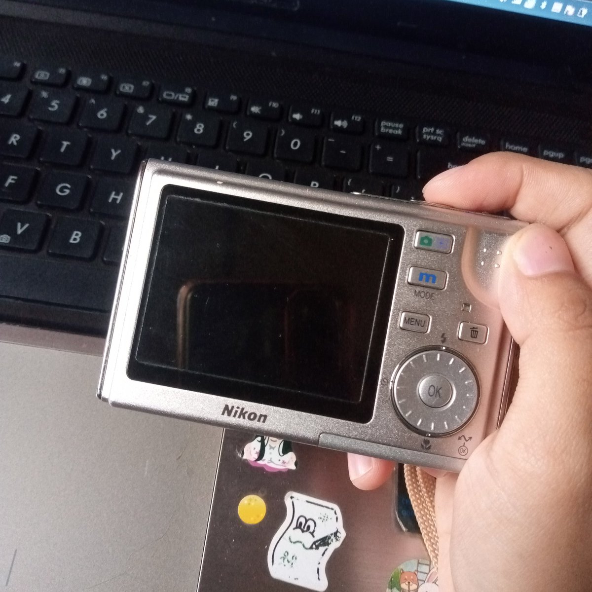 aiamgeprek's tweet photo. wts want to sell digicam nikon coolpix s5. (78Ok)
— flash aman, zoom in/out lancar
— LCD bersih

kelengkapan: SD card, strap bawaan, baterai &amp; charger universal.

(-) kadang lens-nya suka error pas dinyalain tp tinggal di off/on-in aja, nanti balik spt semula (ga ganggu samsek) https://t.co/ZvhXj1UV7P