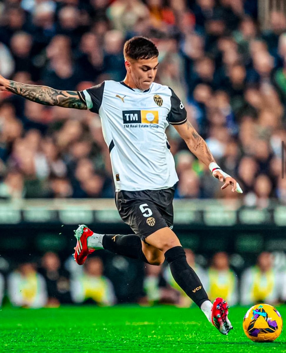 Domingortiz's tweet photo. Me tiene enamorado. Hasta las trancas. Su colocación e intuición es fantástica y es una máquina de recuperar balones y mejorar el juego colectivo. Aparece en cualquier parte del campo para equilibrar y dar una solución al equipo. Y todo sabiendo qué hacer con la pelota por su gran pie y provocando que los que le rodean aumenten prestaciones. Mejora a todos.

Ha de ser el 𝐩𝐫𝐢𝐦𝐞𝐫 𝐟𝐢𝐜𝐡𝐚𝐣𝐞 de la 25/26 de manera obligatoria. Que no me cuenten chistes. La manera me da igual pero es el ancla de @CarlosCorberan y tiene que estar en el #VCF los próximos años. Ha de ser la primera piedra del próximo proyecto. 

🇦🇷 Don Enzo Alan Tomás Barrenechea. 𝐏𝐞𝐩𝐢𝐧𝐚𝐳𝐨 𝐝𝐞 𝐟𝐮𝐭𝐛𝐨𝐥𝐢𝐬𝐭𝐚.
