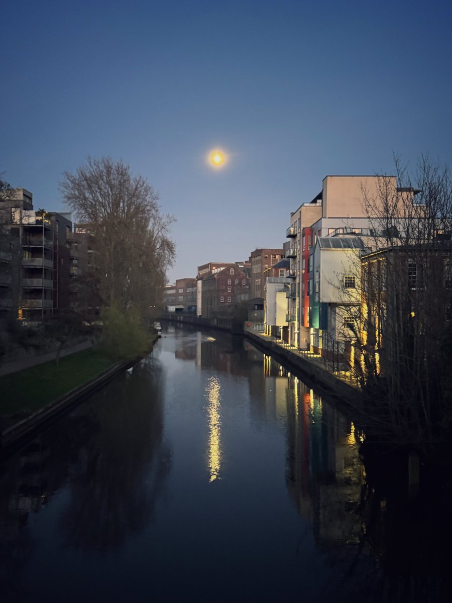 The moon streaking down the River Wensum last night. 

Happy moonshine &amp; sunshine weekend from the River Wensum! 

#Norwich #Norfolk