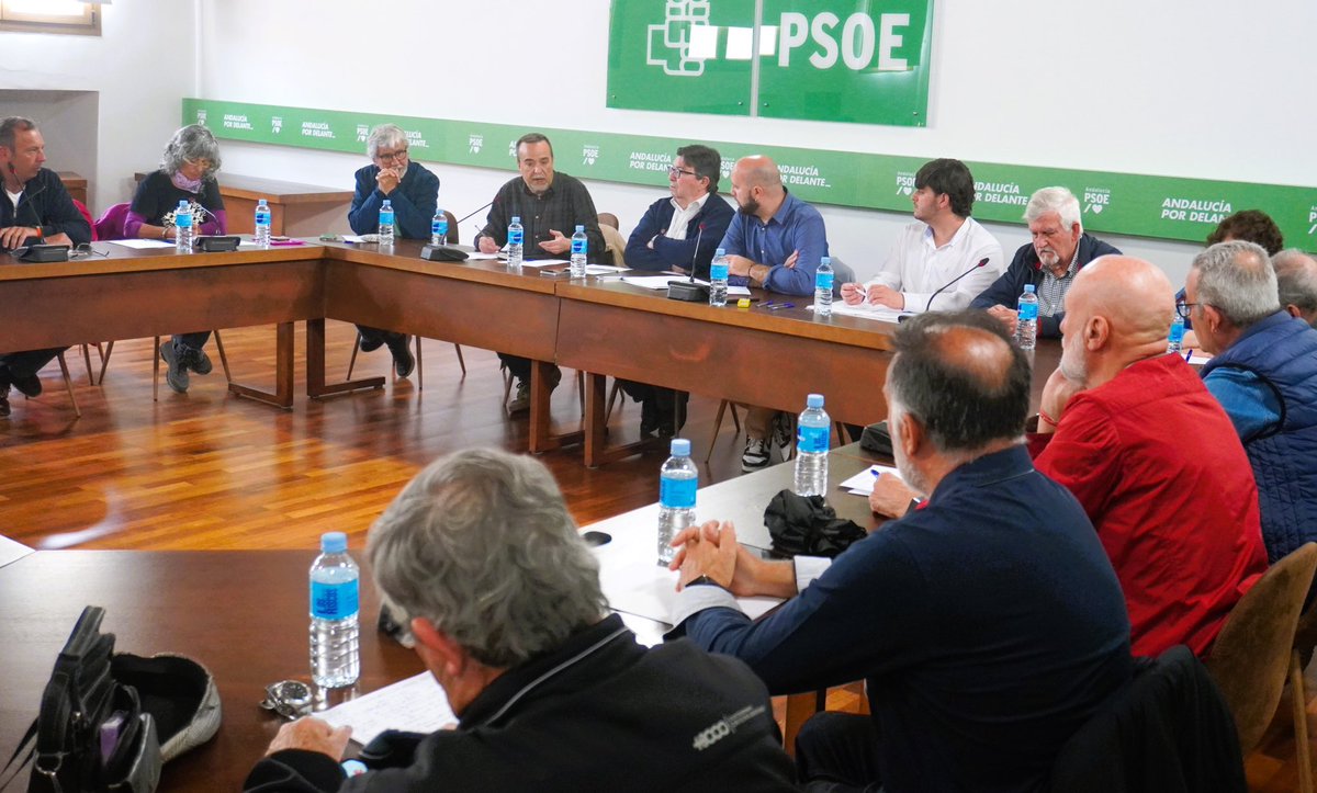 Juanfra_87's tweet photo. Reunión con asociaciones memorialistas de Andalucía.

Desde @psoedeandalucia estrechamos los lazos para hacer frente a lo retos de combatir la ola revisionista, presionar para que la Junta desarrolle ley de Memoria, reparar a las víctimas y hacer pedagogía entre los jóvenes. https://t.co/Ph8NVH8u8g